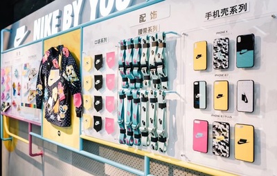 除了DIY球鞋，NIKE還推出服裝專屬定制服務！盡情發揮再也不怕撞衫！手機殼定制服務也來了